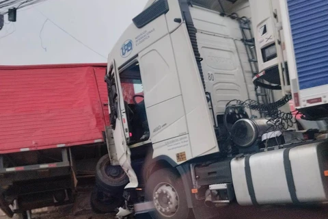 Acidente entre dois caminhões deixa trabalhadores feridos em Uvaranas