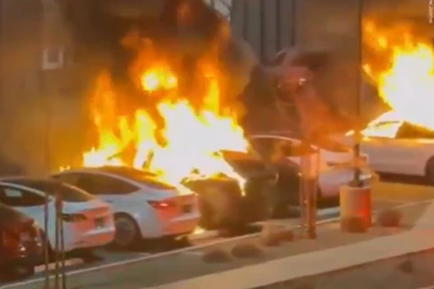 Ataque destrói carros em concessionária Tesla de Elon Musk