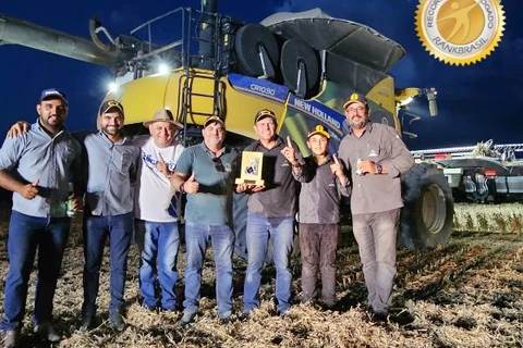 Colheitadeira bate recorde de maior desempenho na colheita de soja no Brasil;  481.200 kg de soja em apenas 8 horas