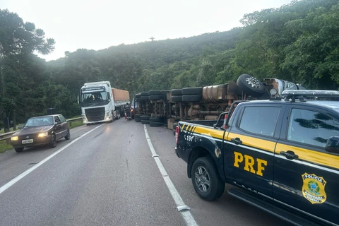 Caminhão tomba na BR-277 e causa fila gigantesca entre PG a CTBA