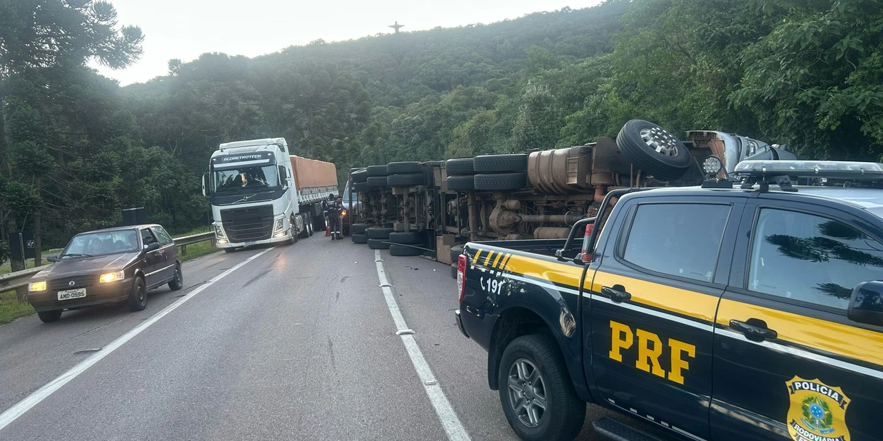 Caminhão tomba na BR-277 e causa fila gigantesca entre PG a CTBA