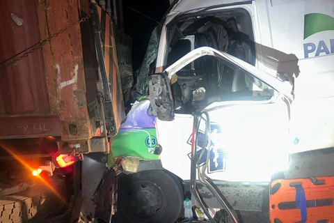 Colisão traseira envolvendo ambulância deixa três feridos na BR-376 em Palmeira