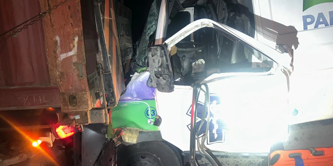 Colisão traseira envolvendo ambulância deixa três feridos na BR-376 em Palmeira