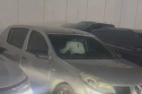 Estacionamento de Balneário Camboriú vira motel em hora de pico