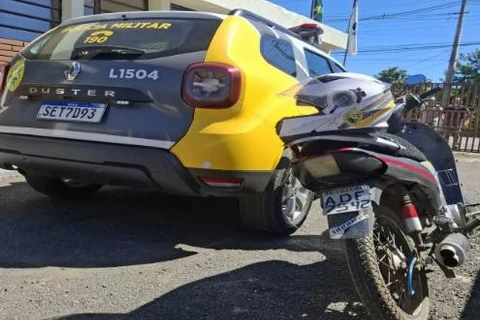 Polícia apreende motocicleta com placa feita “artesanalmente” no Paraná 