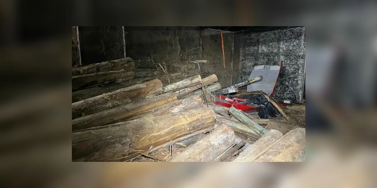 Adolescente de 17 anos bate caminhão e casal morre esmagado com carga