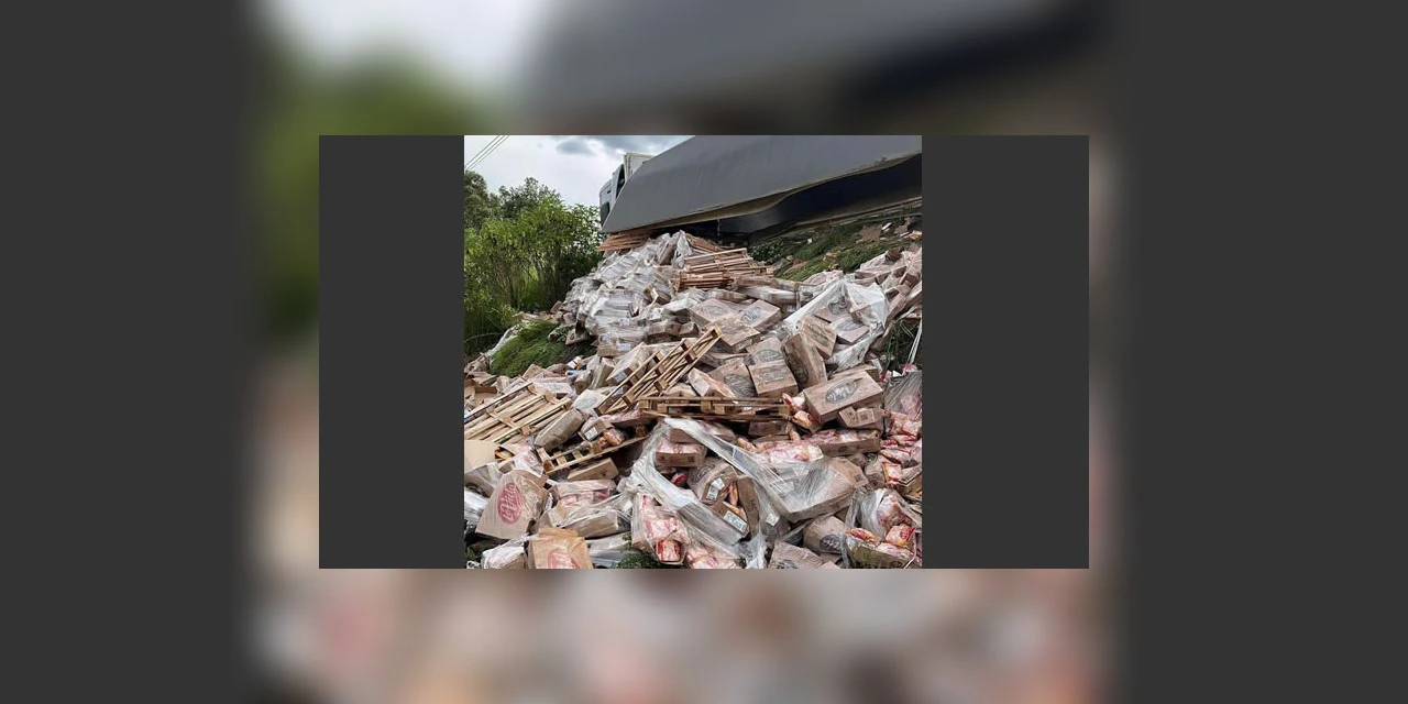 Polícia rodoviária impede saque de carga de frangos após tombamento de caminhão 
