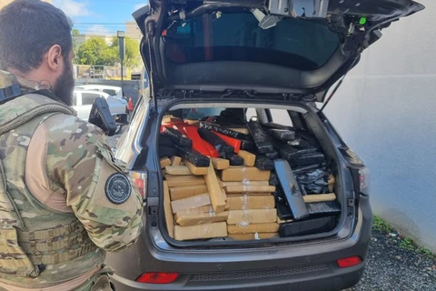 PRF realiza megaoperação e apreende drogas, cigarros e veículo furtado em Balsa Nova