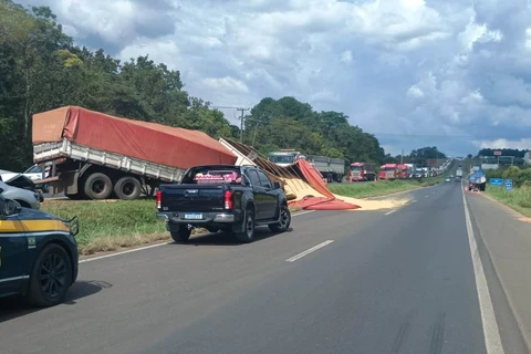 Engavetamento deixa trânsito lento e congestionamento na BR-376 em PG 
