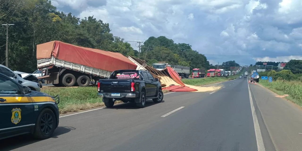 Engavetamento deixa trânsito lento e congestionamento na BR-376 em PG 
