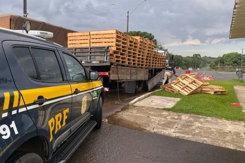 PRF apreende mais de uma tonelada de maconha escondida dento de paletes em Guarapuava