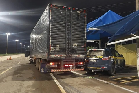 PRF prende caminhoneiro embriagado e suspeita de terrorismo após colisão contra Unidade Operacional