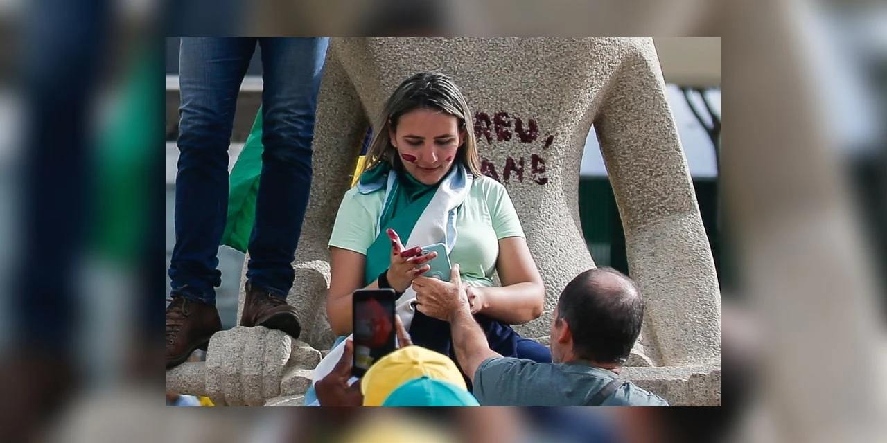 Moraes concede prisão domiciliar a mulher que pichou estátua no STF, mas proíbe de falar com a imprensa