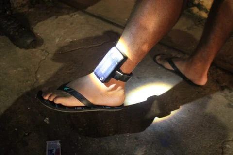 Homem usa falsa tornozeleira eletrônica para “atrair mulheres”