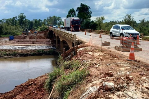 Ponte do rio Tibagi é parcialmente interditada após desmoronamento de terra 