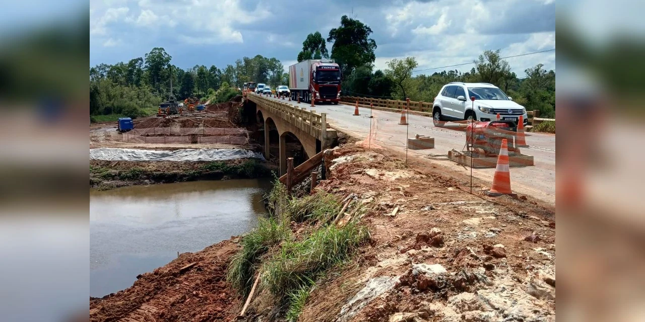 Ponte do rio Tibagi é parcialmente interditada após desmoronamento de terra 