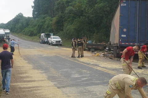 Acidente entre 3 caminhões deixa 4 mortos e 5 feridos na BR-476; vídeo 