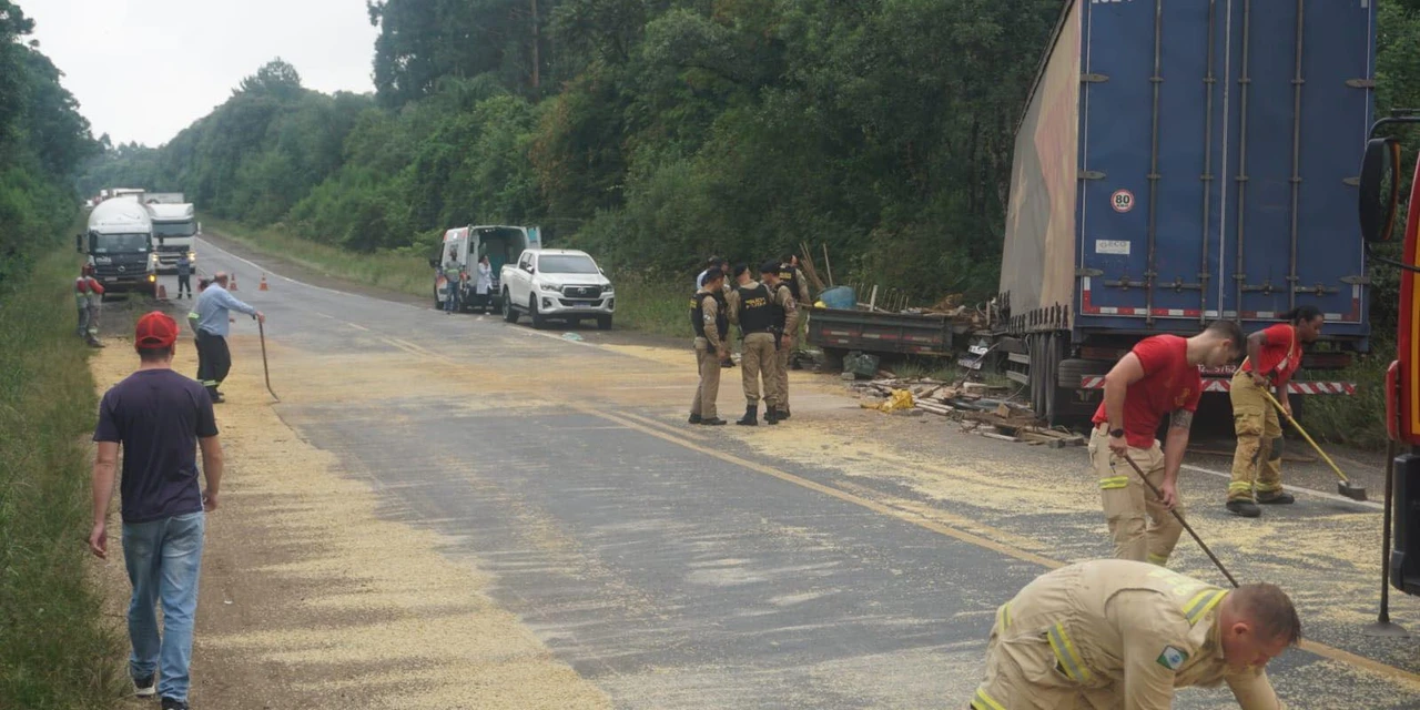 Acidente entre 3 caminhões deixa 4 mortos e 5 feridos na BR-476; vídeo 