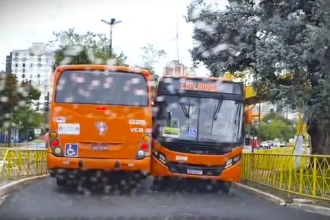 Ônibus da VCG colidem no Terminal Central de PG 