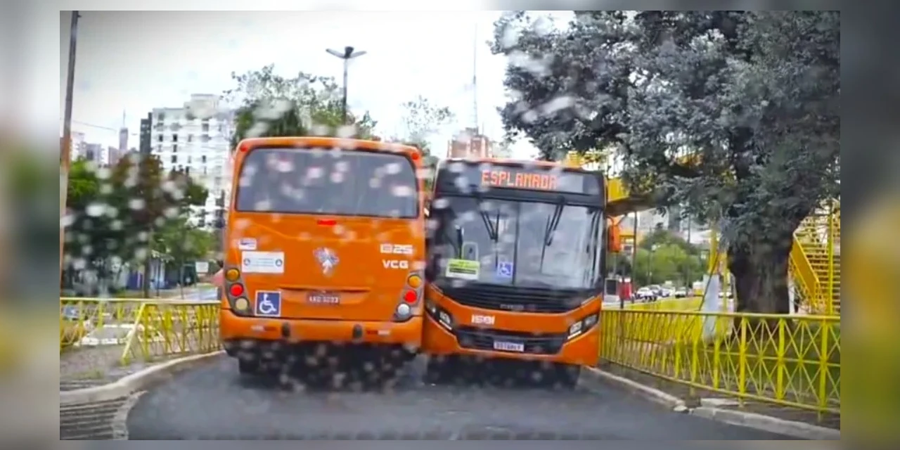 Ônibus da VCG colidem no Terminal Central de PG 