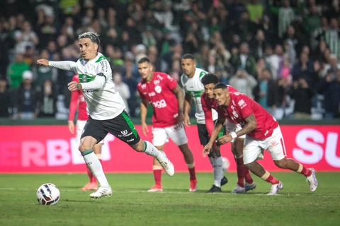 Com gol no segundo tempo, Coritiba começa a Série B com vitória sobre o Vila Nova