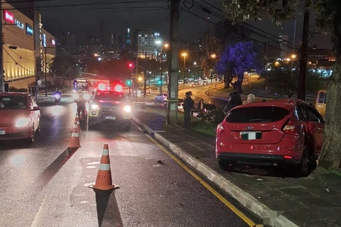 Condutor perde direção de automóvel e colide contra árvore no centro de PG 