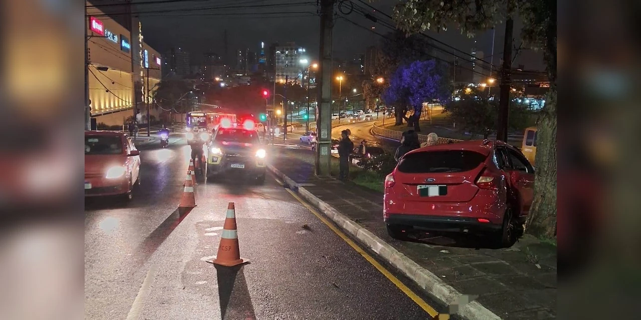 Condutor perde direção de automóvel e colide contra árvore no centro de PG 