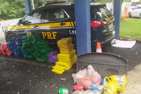 Dupla é presa com grande quantidade de drogas após perseguição na Souza Naves 