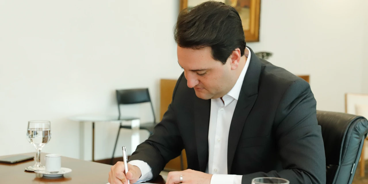 Governador assina decreto e piso regional do Paraná chega até R$ 2,2 mil
