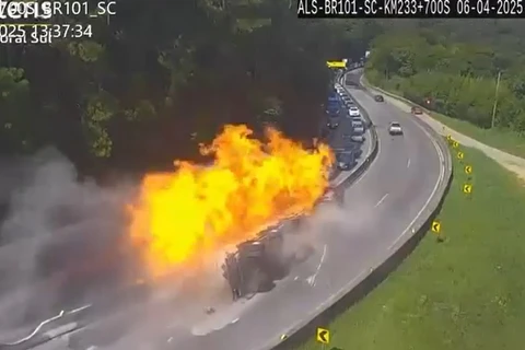 BR-101 é liberada após caminhão tombar e explodir em SC 