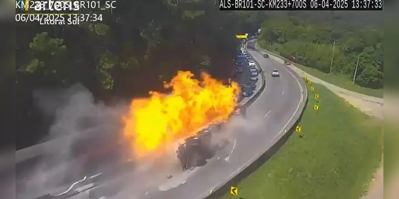 BR-101 é liberada após caminhão tombar e explodir em SC 