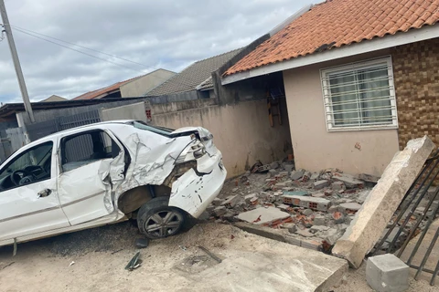 Condutor sem CNH tenta desviar de cachorro, tomba veiculo e acerta muro de residência em PG 