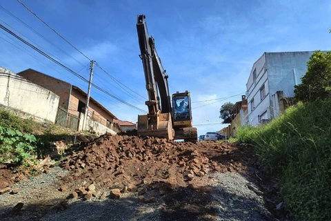 Após 100 anos de espera, pavimentação inicia nas vilas Elvira e 26 de Outubro
