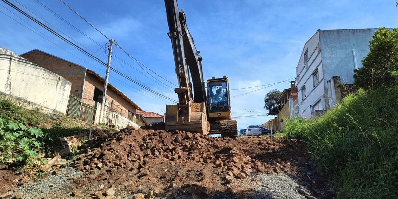 Após 100 anos de espera, pavimentação inicia nas vilas Elvira e 26 de Outubro