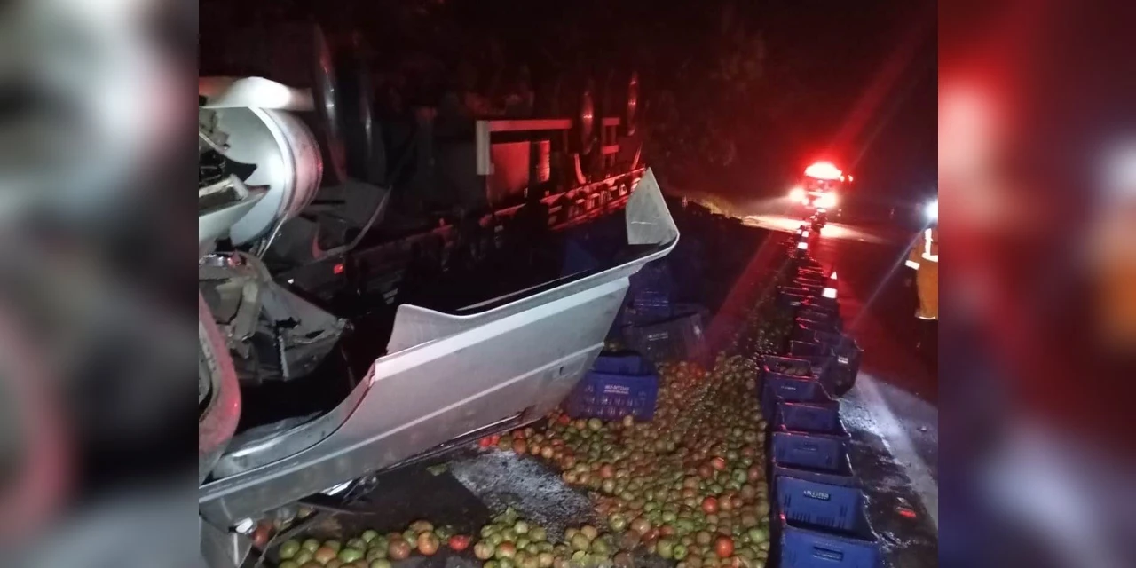 Caminhoneiro morre após caminhão tombar na PR-239, em Sengés 
