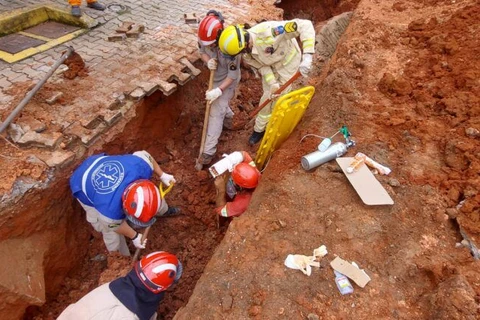Trabalhador é resgatado após ficar parcialmente soterrado em Castro 