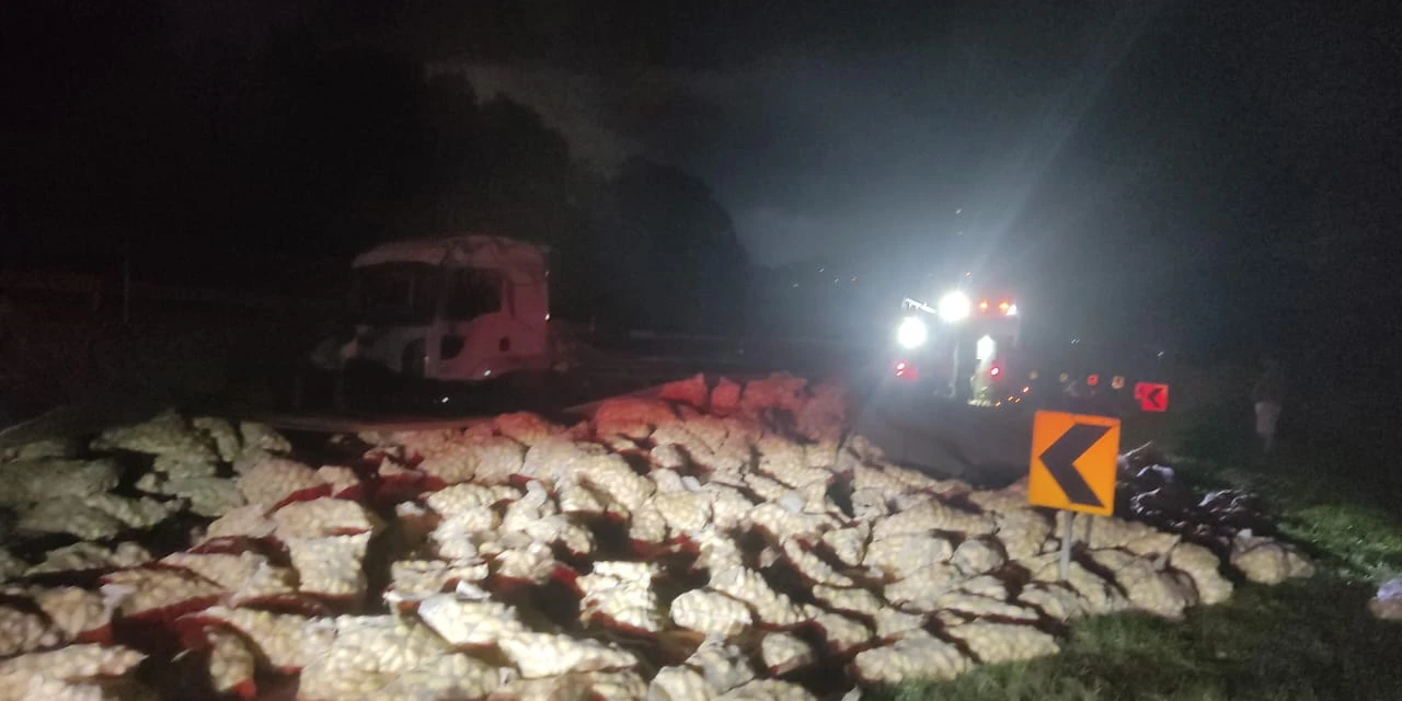  Tombamento de caminhão na PR-151 em Castro deixa uma pessoa ferida 