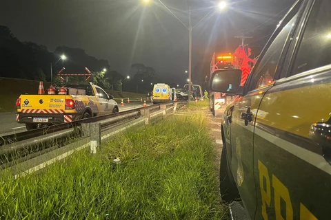 Motorista de camionete bate na traseira de automóvel mata uma pessoa e foge do local; diz PRF 