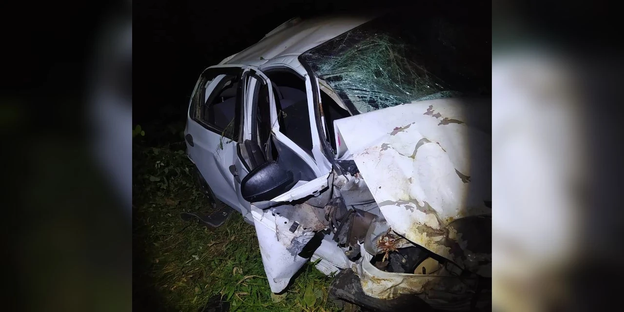 Condutor sofre ferimentos após automóvel colidir contra árvore em Imbituva 