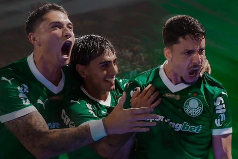 Em noite de uruguaios, Palmeiras vence clássico com Corinthians