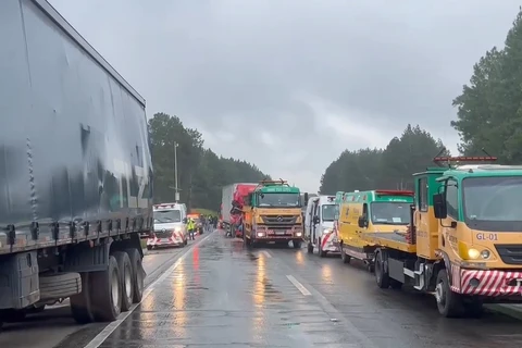 Helicóptero da PRF auxilia vítima presa nas ferragens na BR-116; assista!