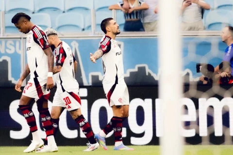 Arrascaeta marca duas vezes e Flamengo vence o Grêmio em Porto Alegre