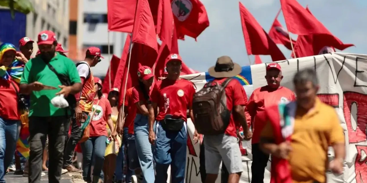 Militantes do MST são atropelados durante ato no Recife