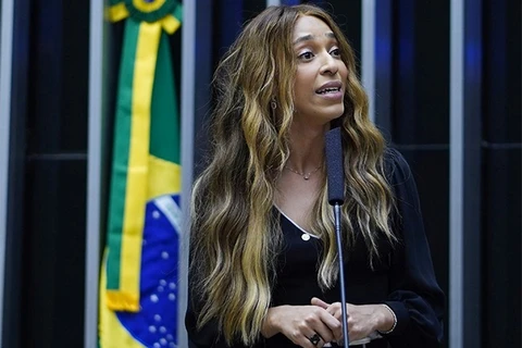 Deputada Erika Hilton aciona MRE após ter visto emitido com gênero masculino