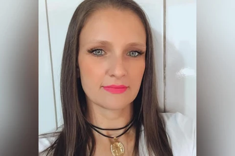 Mulher morta a facadas na saída da igreja caminhava junto com a filha pequena