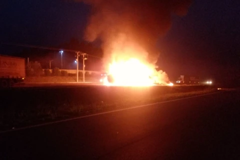Carreta pega fogo na BR-376, em Ponta Grossa 