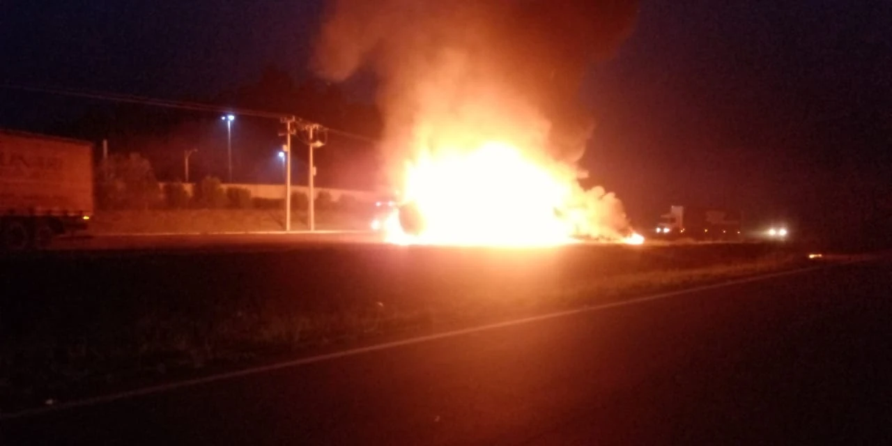Carreta pega fogo na BR-376, em Ponta Grossa 