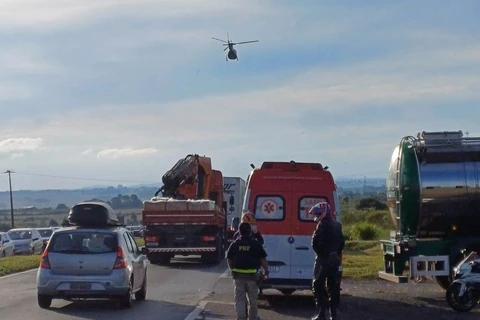 Acidente com moto deixa duas pessoas gravemente feridas na BR-376, em Witmarsum  