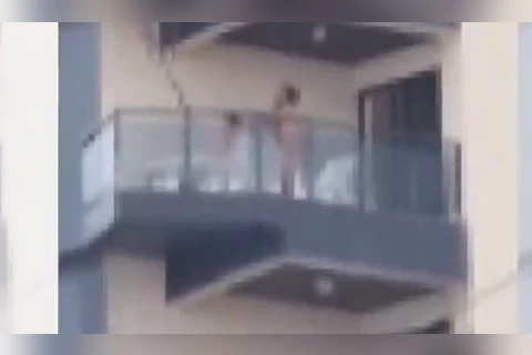 Casal é flagrado fazendo sexo em varanda de frente para a praia, em SP