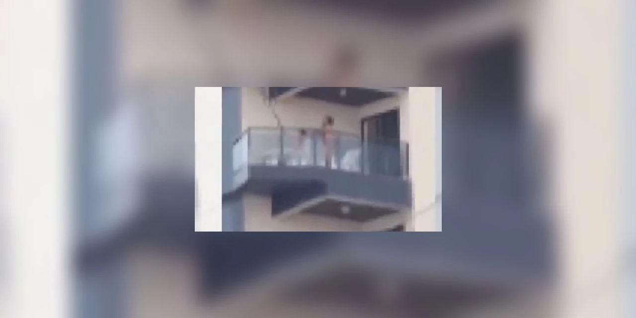 Casal é flagrado fazendo sexo em varanda de frente para a praia, em SP